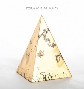 Terra-Nigra-Pyramis-Aurum