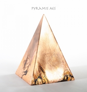 Terra-Nigra-Pyramis_Aes_Antik